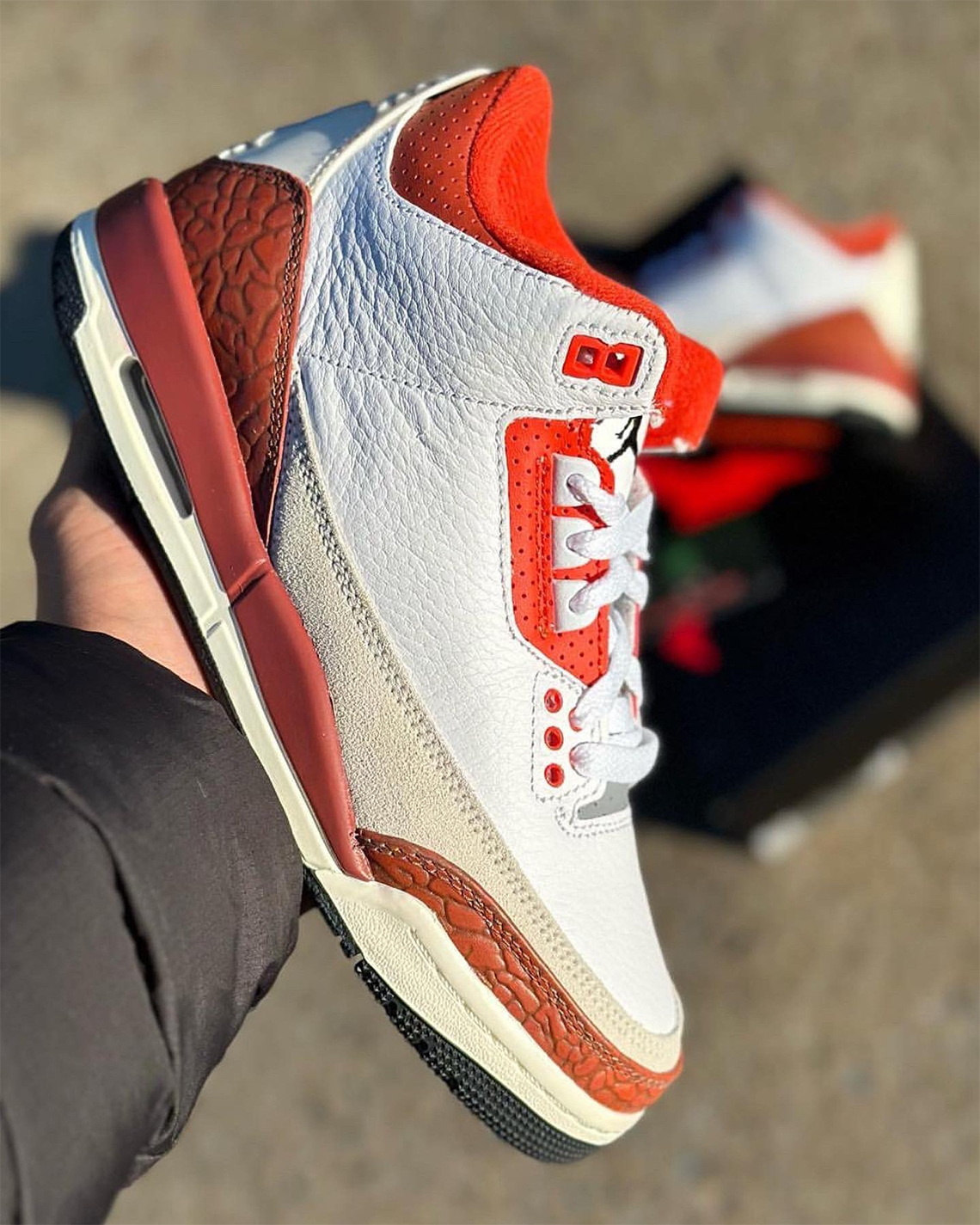 Những hình ảnh đầu tiên của mẫu giày Air Jordan 3 GS Dunk on Mars - 2