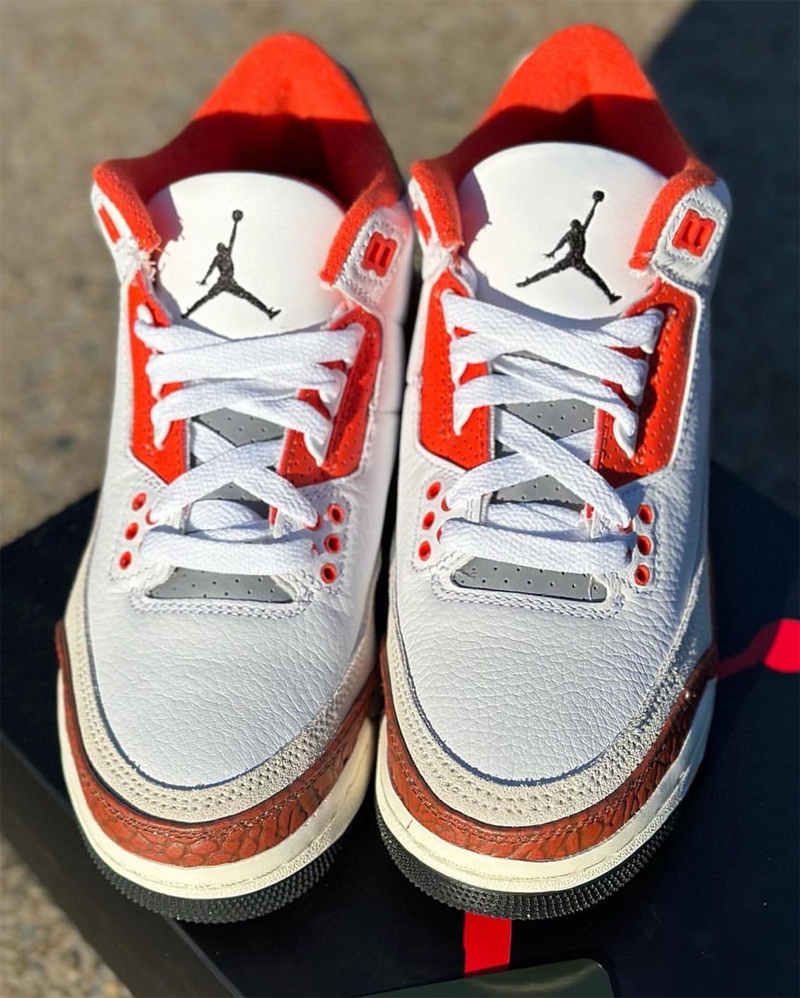 Những hình ảnh đầu tiên của mẫu giày Air Jordan 3 GS Dunk on Mars - 3