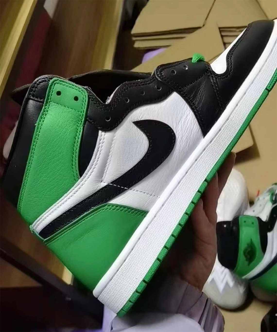 Những hình ảnh đầu tiên của mẫu giày sneaker Air Jordan 1 Lucky Green - 2