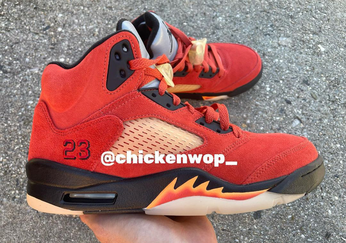 Những hình ảnh đầu tiên của mẫu giày sneaker Nike Air Jordan 5 Mars For Her - 3
