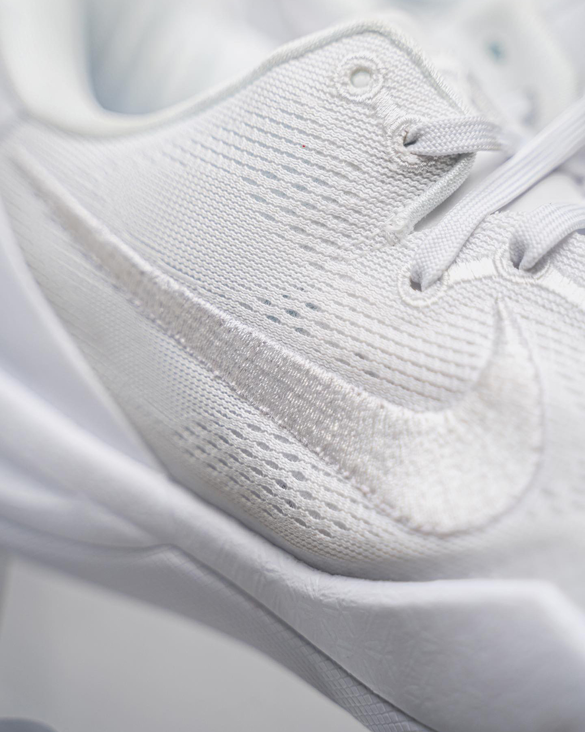 Những hình ảnh đầu tiên của Nike Kobe 8 Protro Triple White - 10