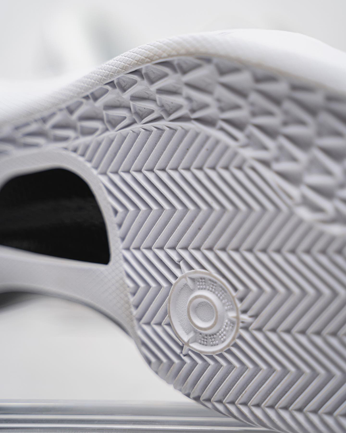 Những hình ảnh đầu tiên của Nike Kobe 8 Protro Triple White - 11