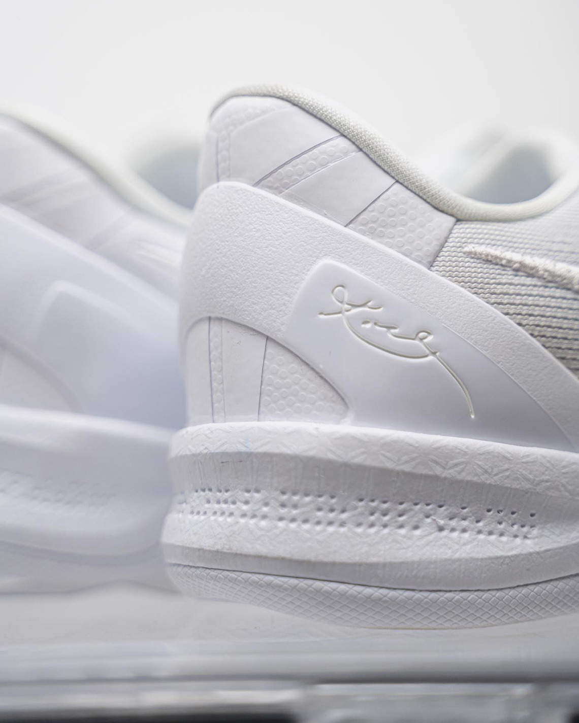 Những hình ảnh đầu tiên của Nike Kobe 8 Protro Triple White - 12