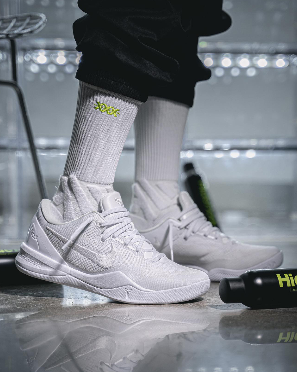 Những hình ảnh đầu tiên của Nike Kobe 8 Protro Triple White - 2
