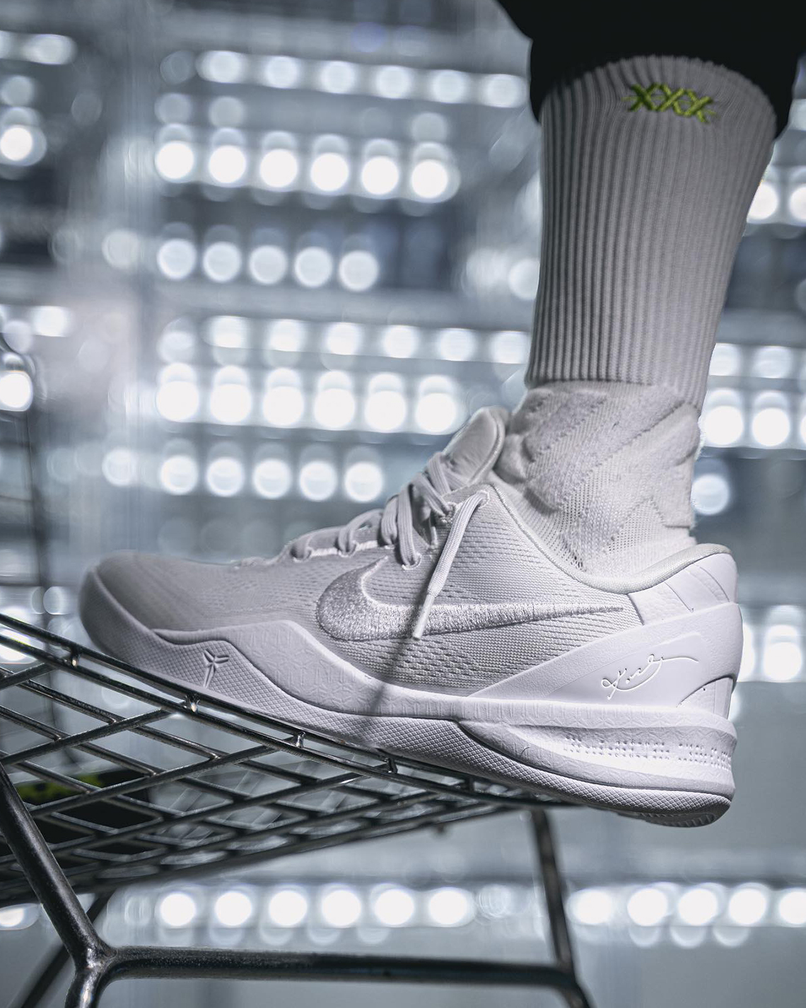 Những hình ảnh đầu tiên của Nike Kobe 8 Protro Triple White - 3