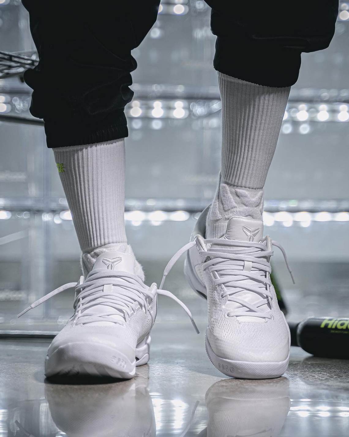 Những hình ảnh đầu tiên của Nike Kobe 8 Protro Triple White - 4