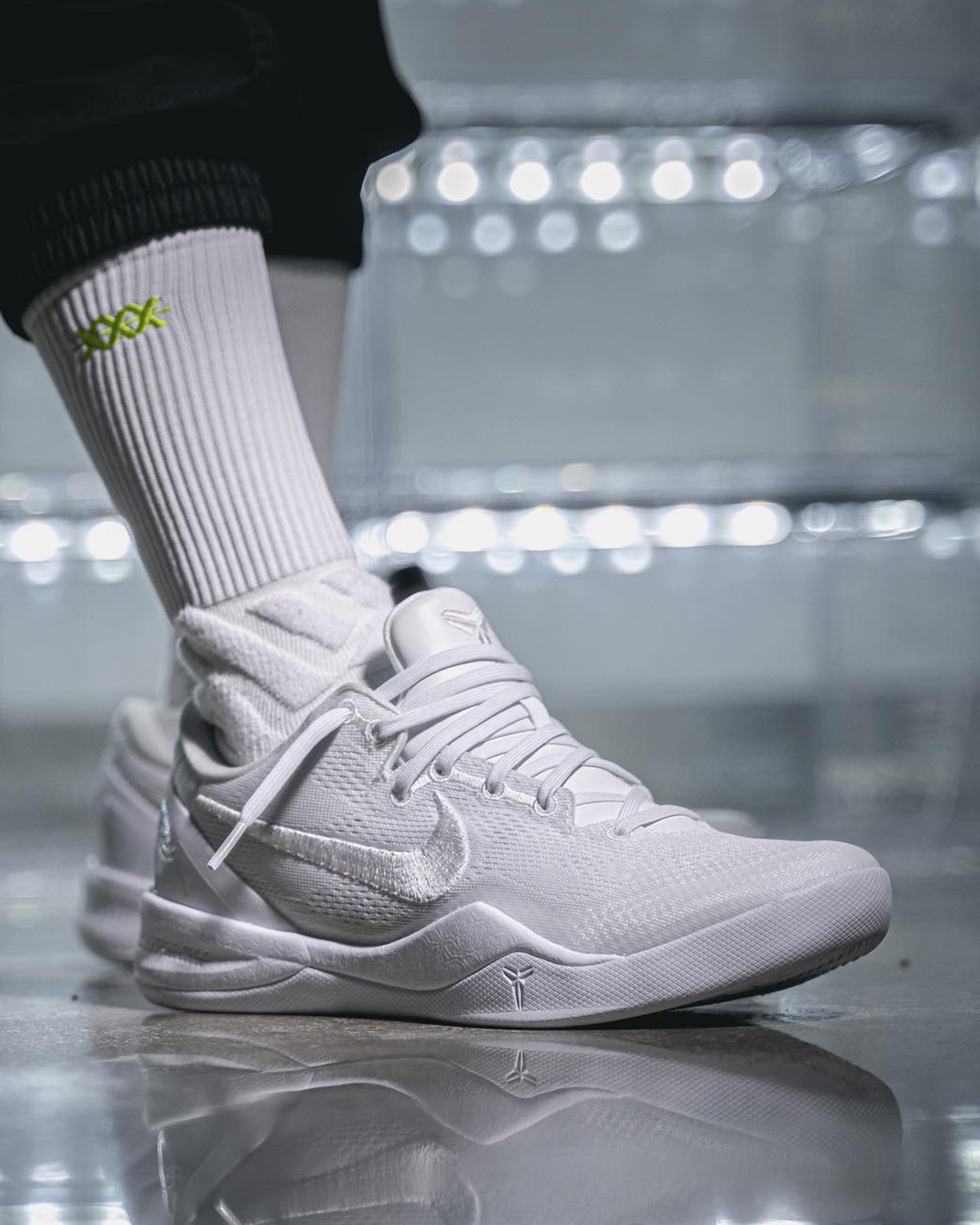 Những hình ảnh đầu tiên của Nike Kobe 8 Protro Triple White - 5