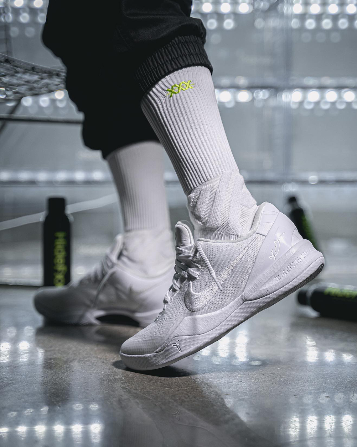 Những hình ảnh đầu tiên của Nike Kobe 8 Protro Triple White - 6