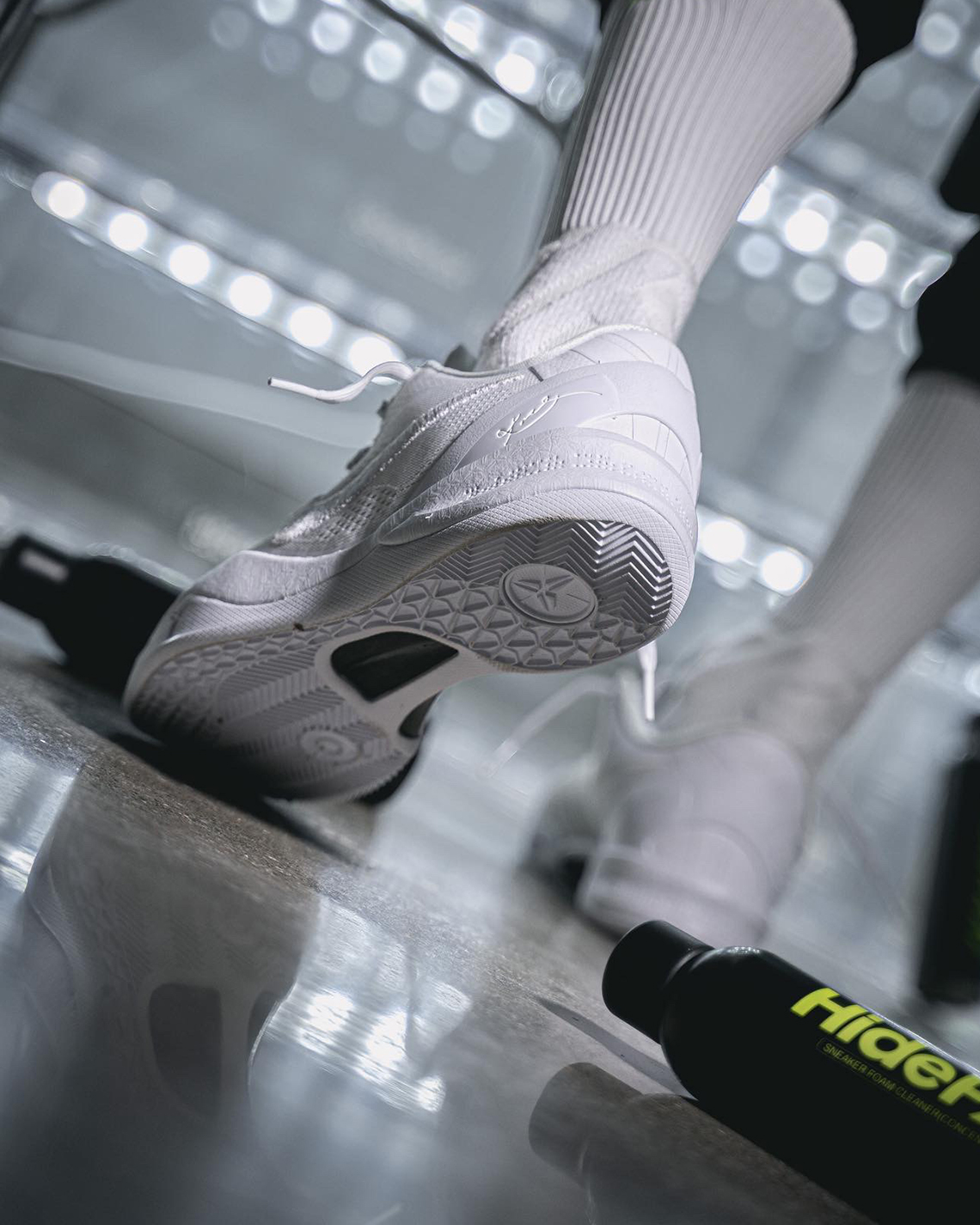 Những hình ảnh đầu tiên của Nike Kobe 8 Protro Triple White - 7