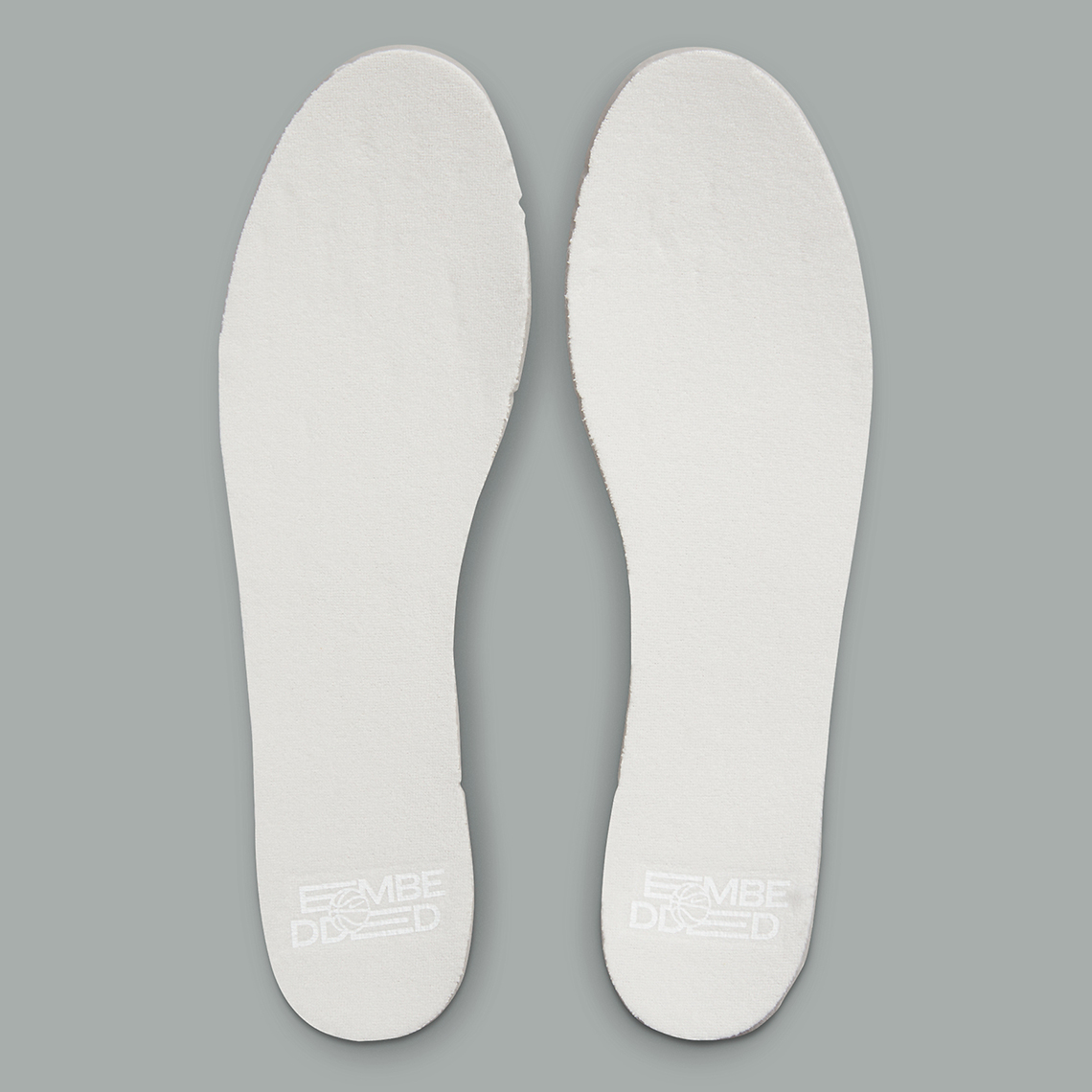 Những miếng da bị nứt trên mẫu giày sneaker Nike Blazer Mid 77 EMB - 7