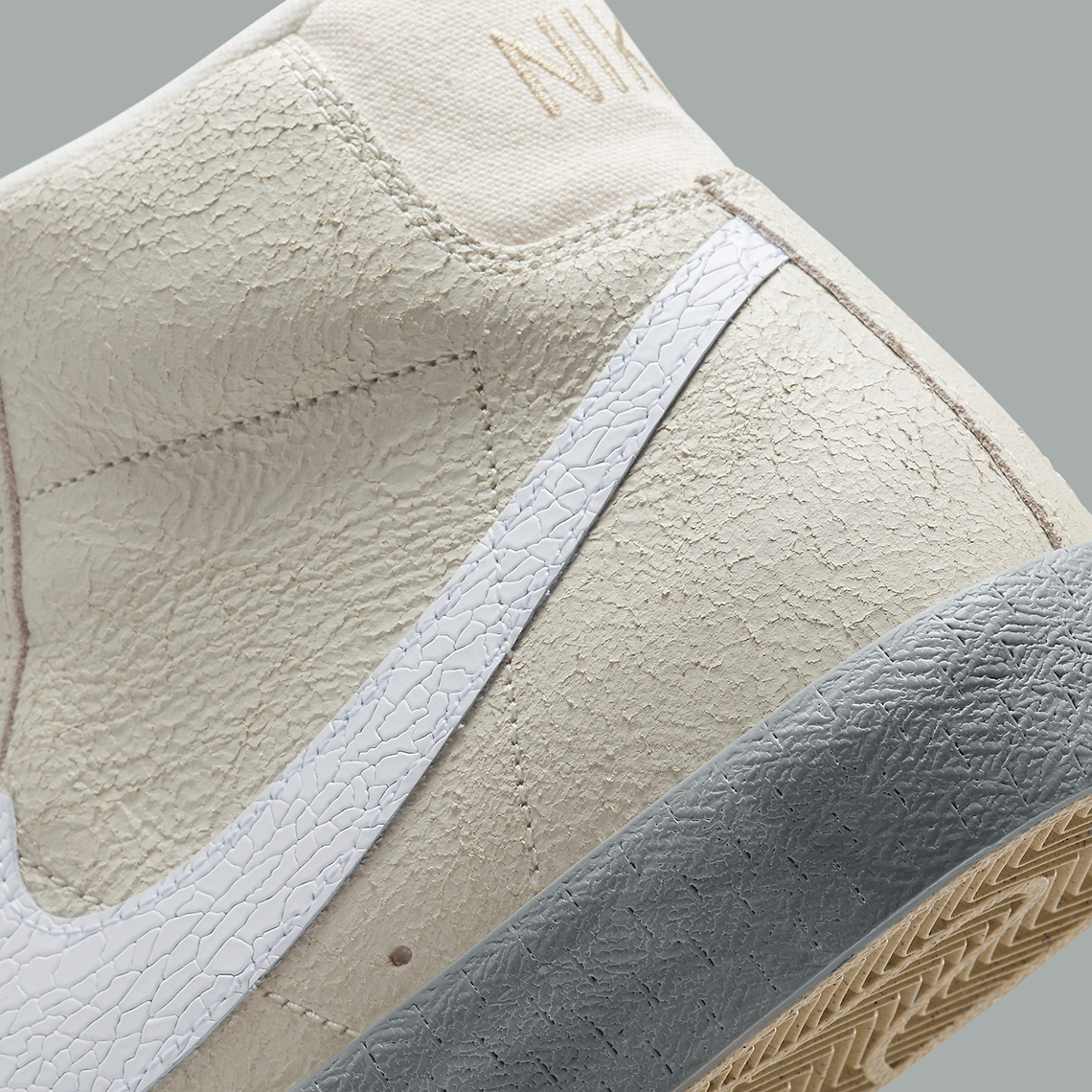 Những miếng da bị nứt trên mẫu giày sneaker Nike Blazer Mid 77 EMB - 8