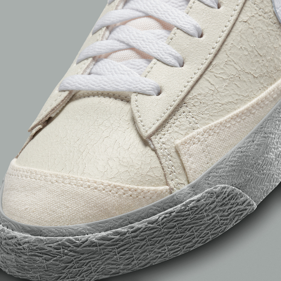 Những miếng da bị nứt trên mẫu giày sneaker Nike Blazer Mid 77 EMB - 9