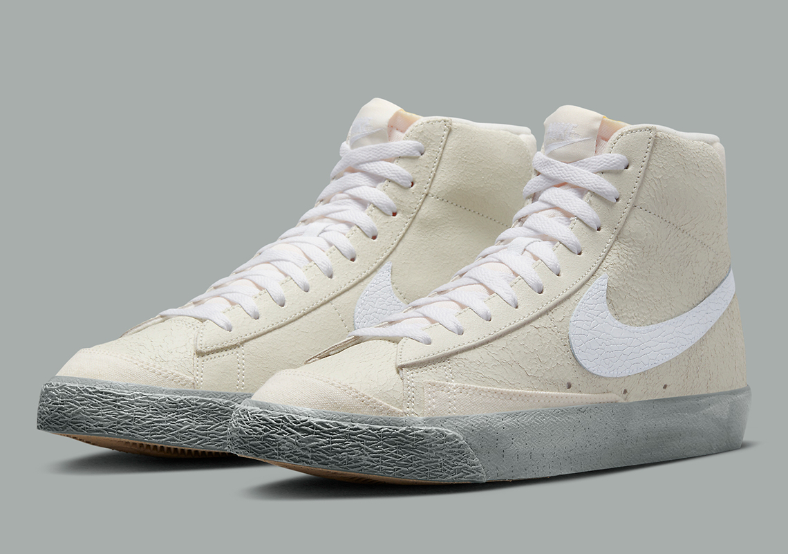 Những miếng da bị nứt trên mẫu giày sneaker Nike Blazer Mid 77 EMB