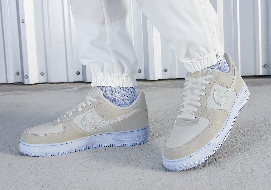 Những rãnh nứt sâu trên logo thể hiện tính thẩm mỹ cổ điển cho Nike Air Force 1 Low "Blue Whisper"