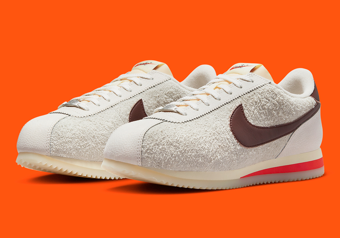 Những tông màu thân thiện với mùa thu được trang trí trên mẫu Nike Cortez được phủ da lộn này - 1