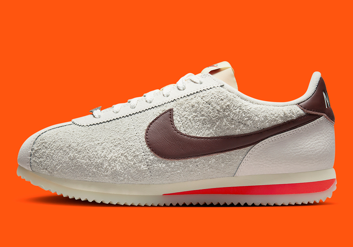 Những tông màu thân thiện với mùa thu được trang trí trên mẫu Nike Cortez được phủ da lộn này - 2
