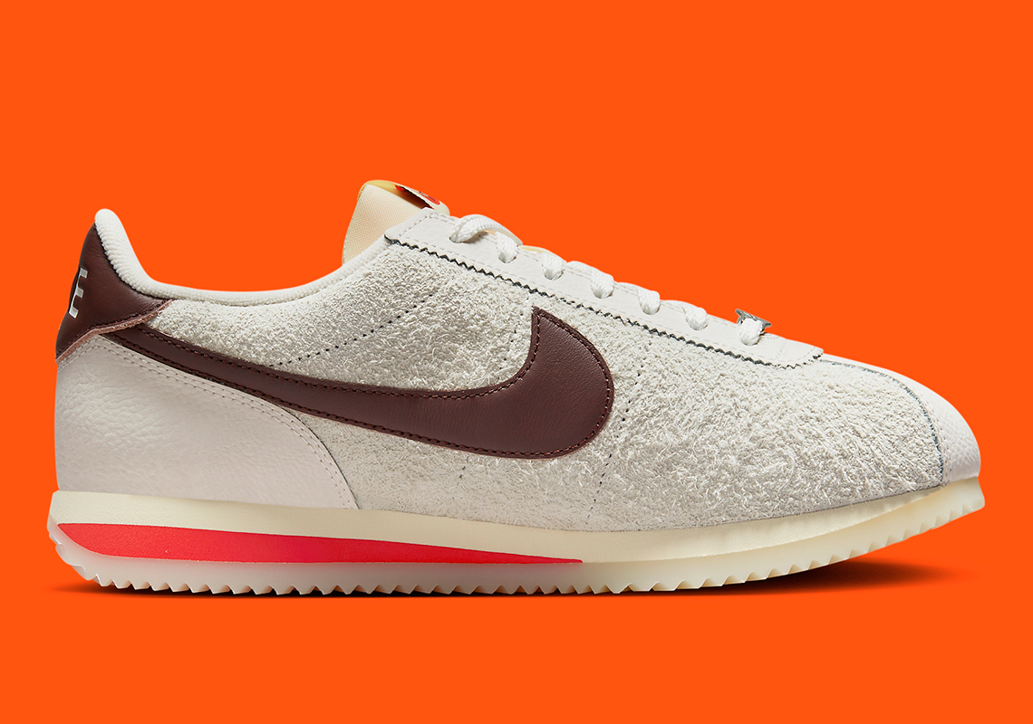 Những tông màu thân thiện với mùa thu được trang trí trên mẫu Nike Cortez được phủ da lộn này - 3