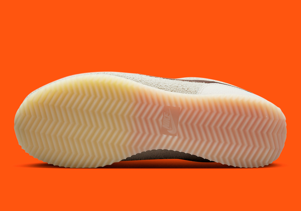 Những tông màu thân thiện với mùa thu được trang trí trên mẫu Nike Cortez được phủ da lộn này - 6