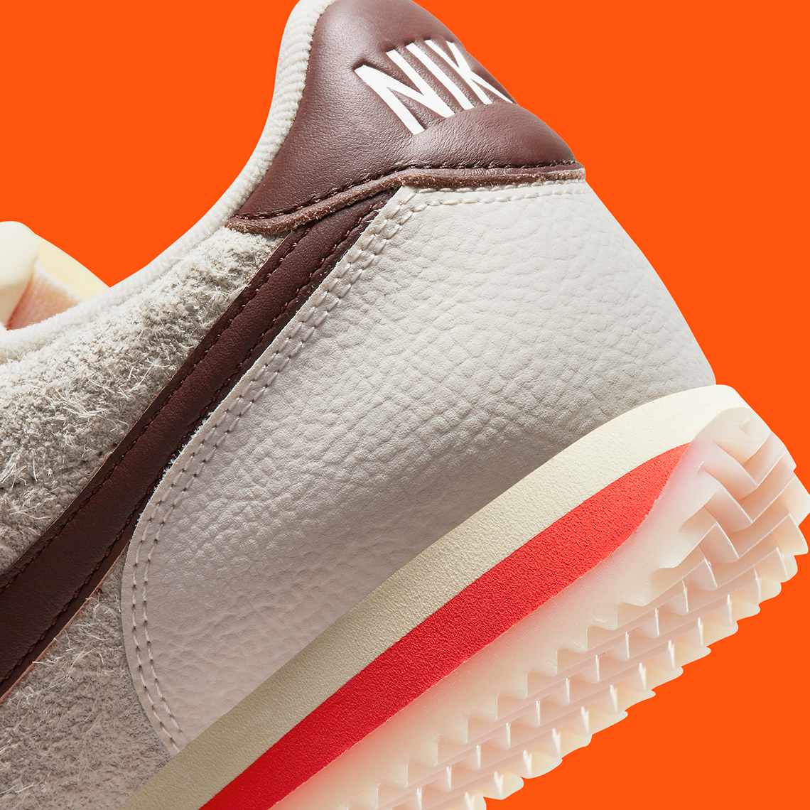 Những tông màu thân thiện với mùa thu được trang trí trên mẫu Nike Cortez được phủ da lộn này - 8