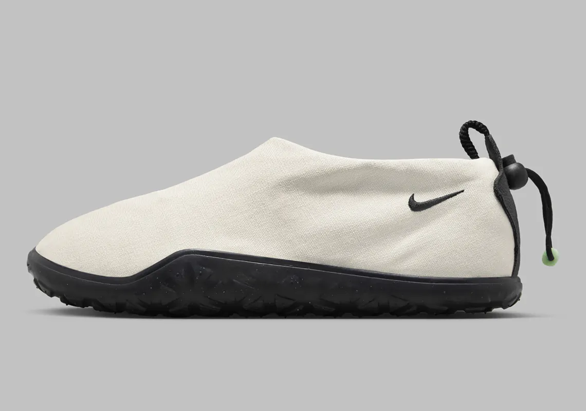 Nike ACG Air Moc có màu cánh buồm và màu đen