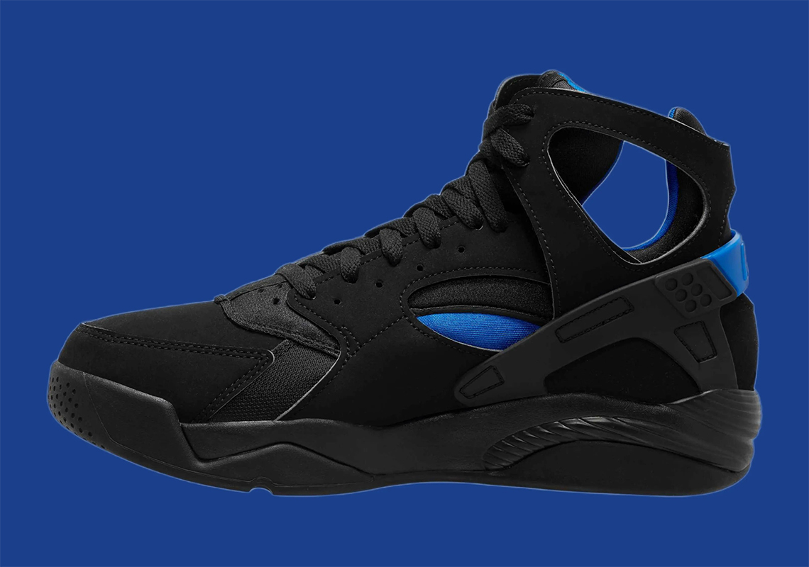 Nike Air Flight Huarache trở lại với màu đen và xanh dương cho mùa lễ hội 2023 - 2