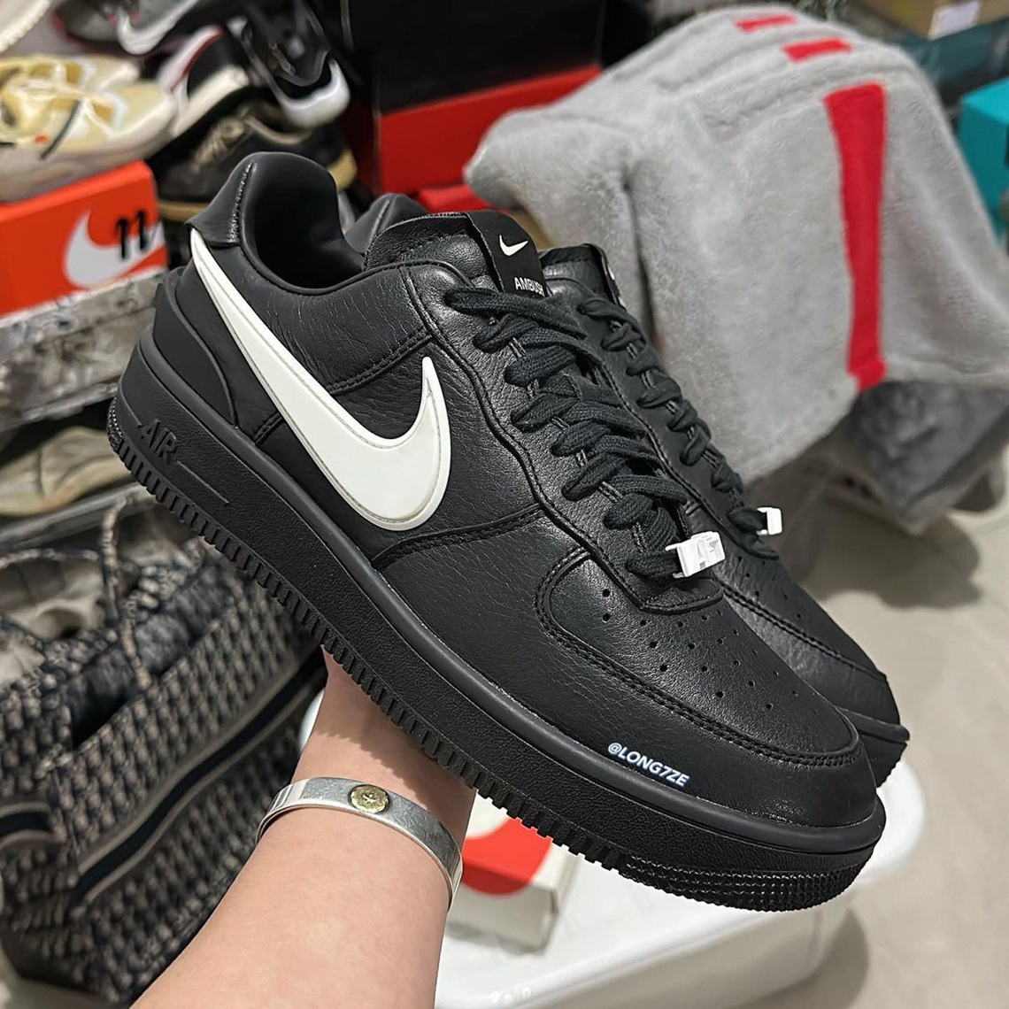 Nike Air Force 1 Ambush sẽ ra mắt với hai phối màu khác nhau - 2