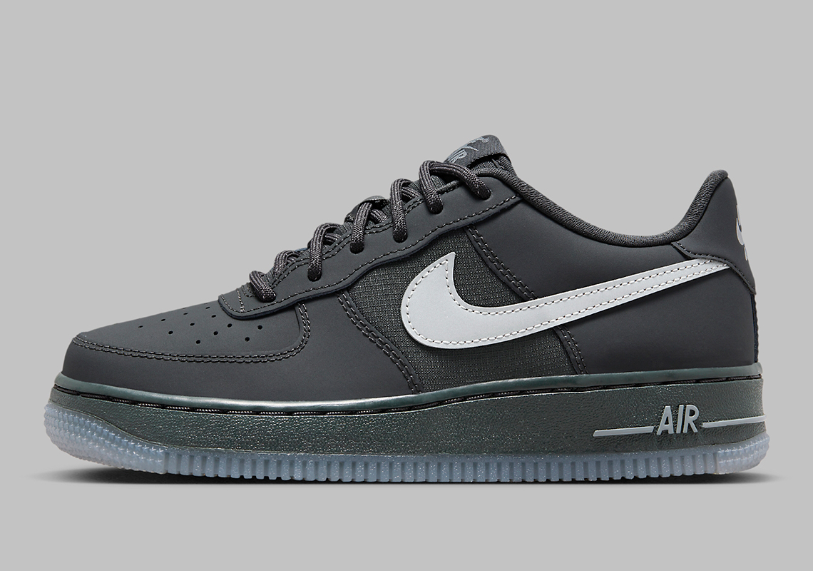 Nike Air Force 1 dành cho trẻ em: Mẫu giày độc đáo với chi tiết phản quang! - 1