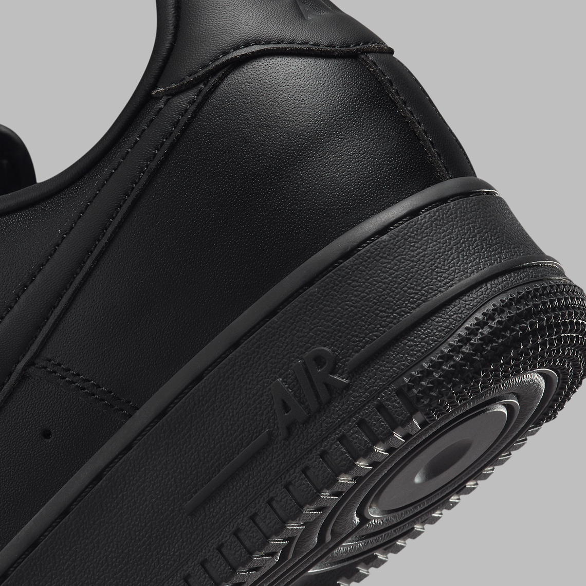 Nike Air Force 1 diện mạo mới mẻ với màu Triple Black - 10