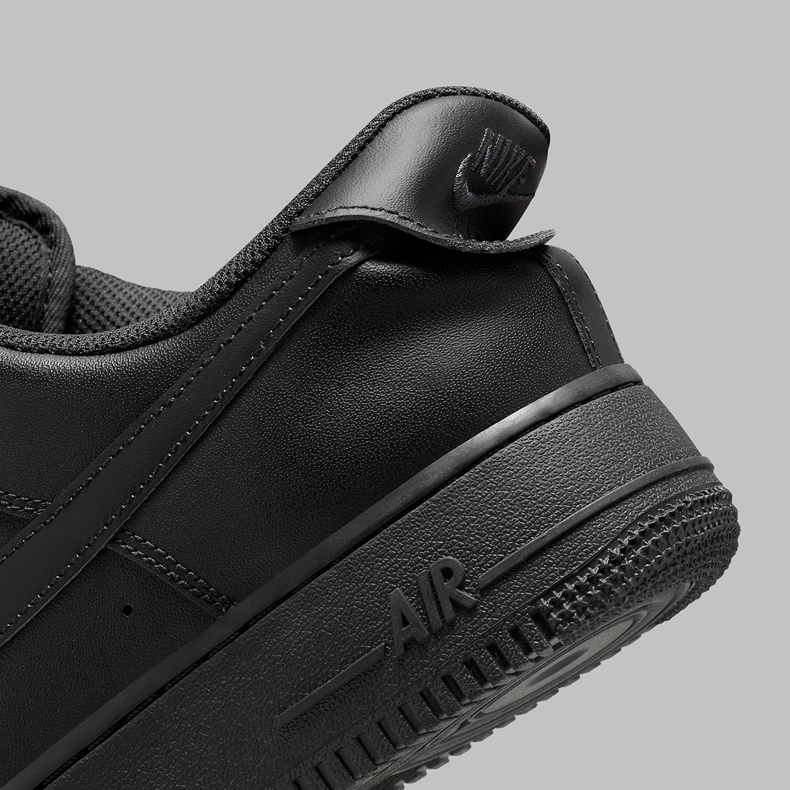 Nike Air Force 1 Low FlyEase Triple Black: Tiện Lợi và Phong Cách - 18