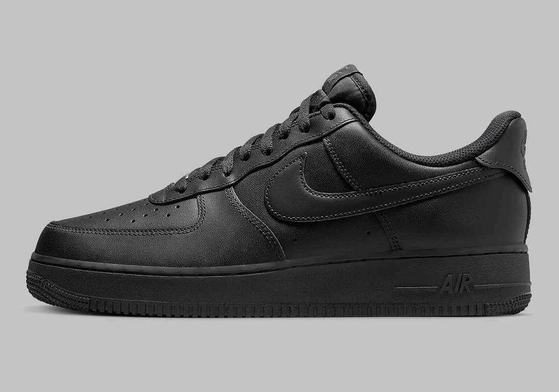 Nike Air Force 1 Low FlyEase Triple Black: Tiện Lợi và Phong Cách - 3