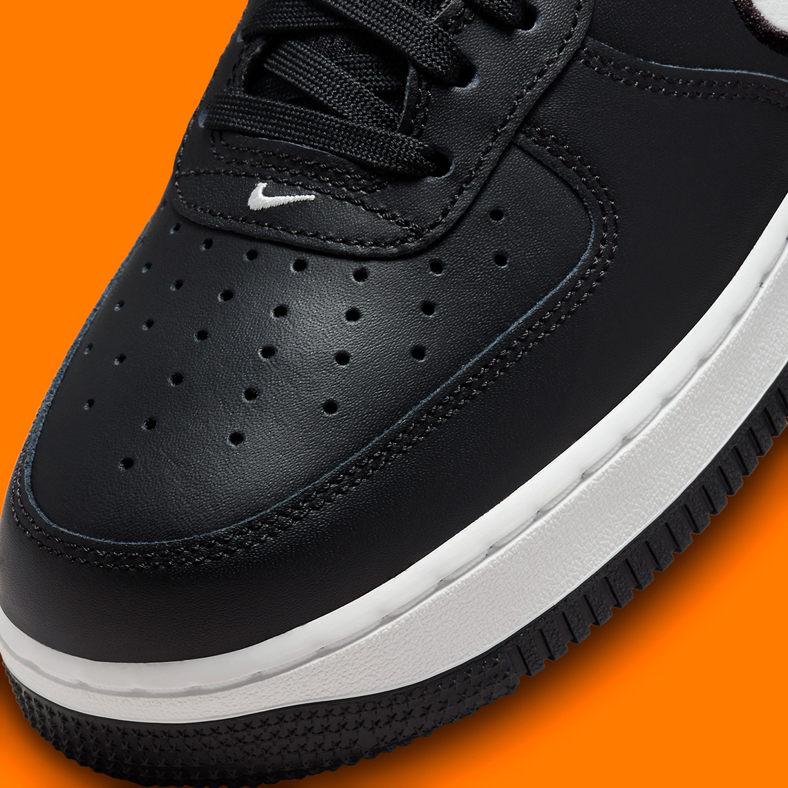 Nike Air Force 1 Low: Mẫu giày kỷ niệm 40 năm với màu đen trắng trang nhã - 7