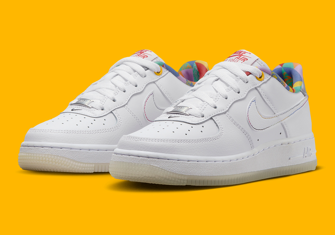 Nike Air Force 1 Low 'Multi-Color' cho trẻ em: Mẫu giày độc quyền với chi tiết đa màu từ Swoosh