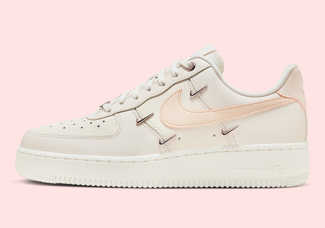 Nike Air Force 1 Low Phien Bản Nữ Mới Ra Mắt: Màu Trắng Ấn Tượng với Chi Tiết Màu Hồng - 1