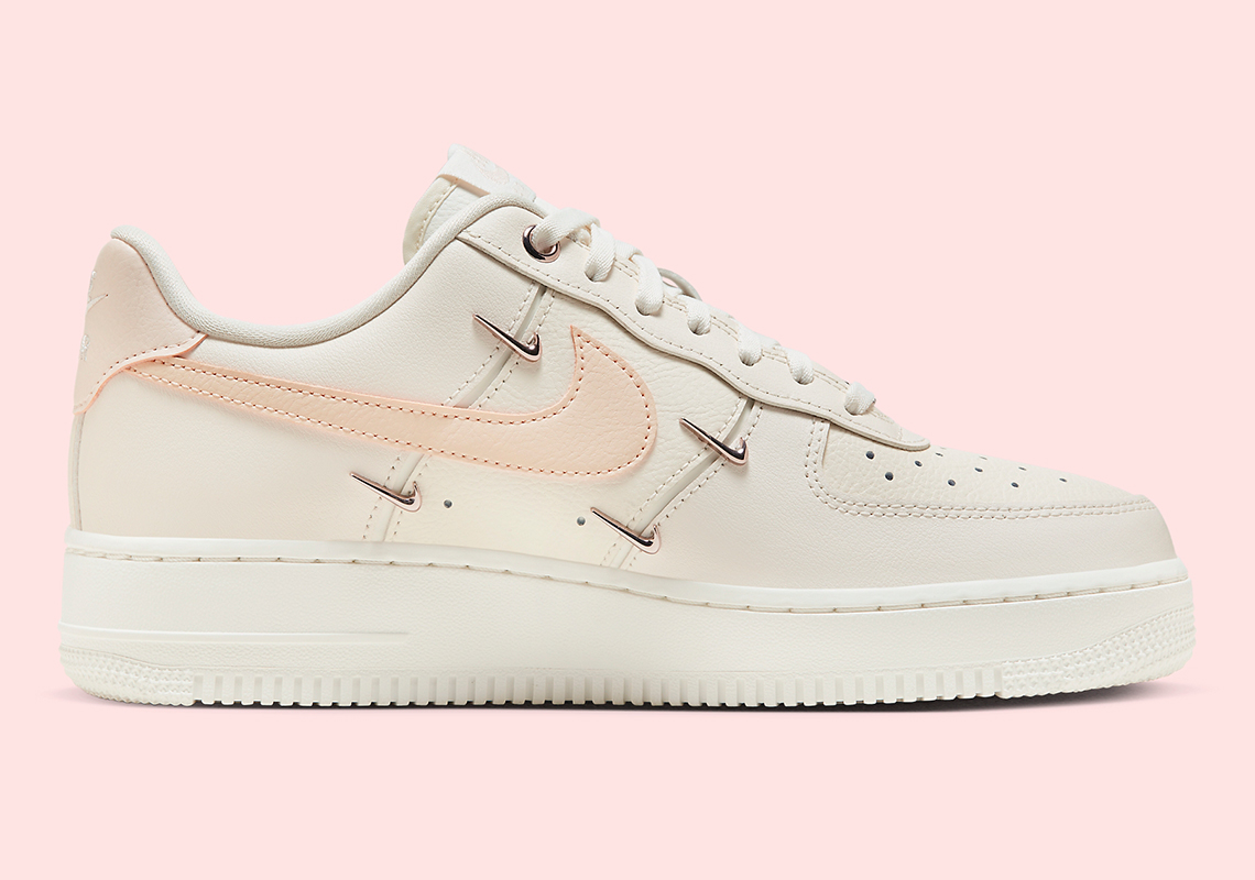 Nike Air Force 1 Low Phien Bản Nữ Mới Ra Mắt: Màu Trắng Ấn Tượng với Chi Tiết Màu Hồng - 3