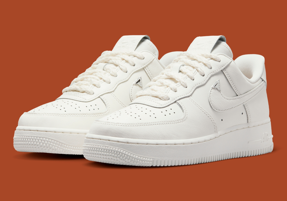 Nike Air Force 1 Low sạch sẽ này có các đầu mút mạ crôm trên các móc treo nghiêng của nó - 1