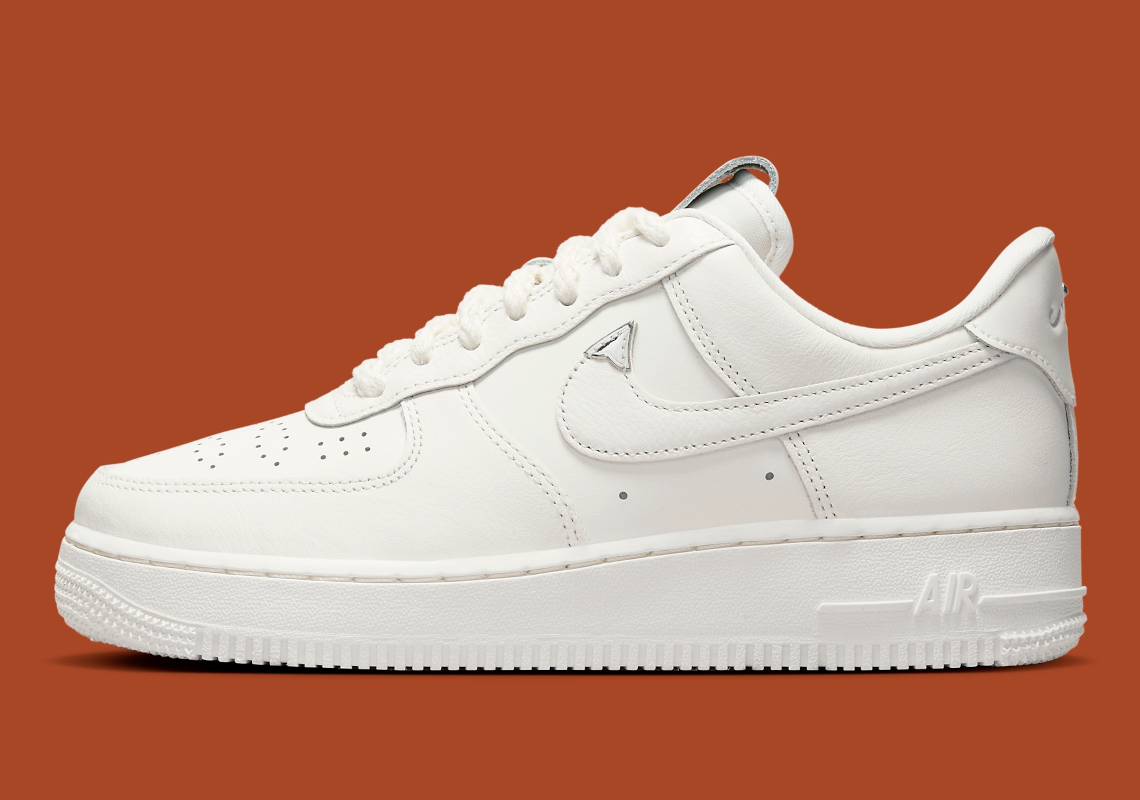 Nike Air Force 1 Low sạch sẽ này có các đầu mút mạ crôm trên các móc treo nghiêng của nó - 2