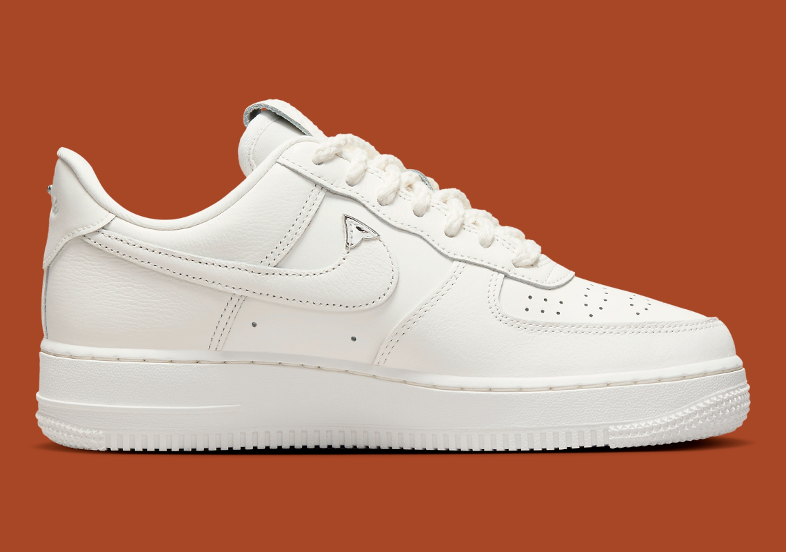Nike Air Force 1 Low sạch sẽ này có các đầu mút mạ crôm trên các móc treo nghiêng của nó - 3