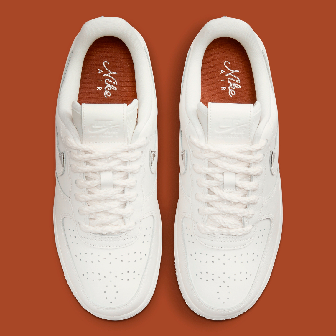 Nike Air Force 1 Low sạch sẽ này có các đầu mút mạ crôm trên các móc treo nghiêng của nó - 4