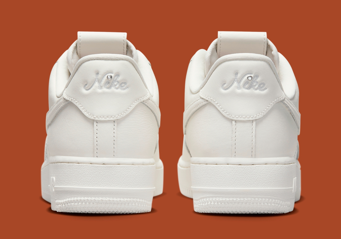 Nike Air Force 1 Low sạch sẽ này có các đầu mút mạ crôm trên các móc treo nghiêng của nó - 5