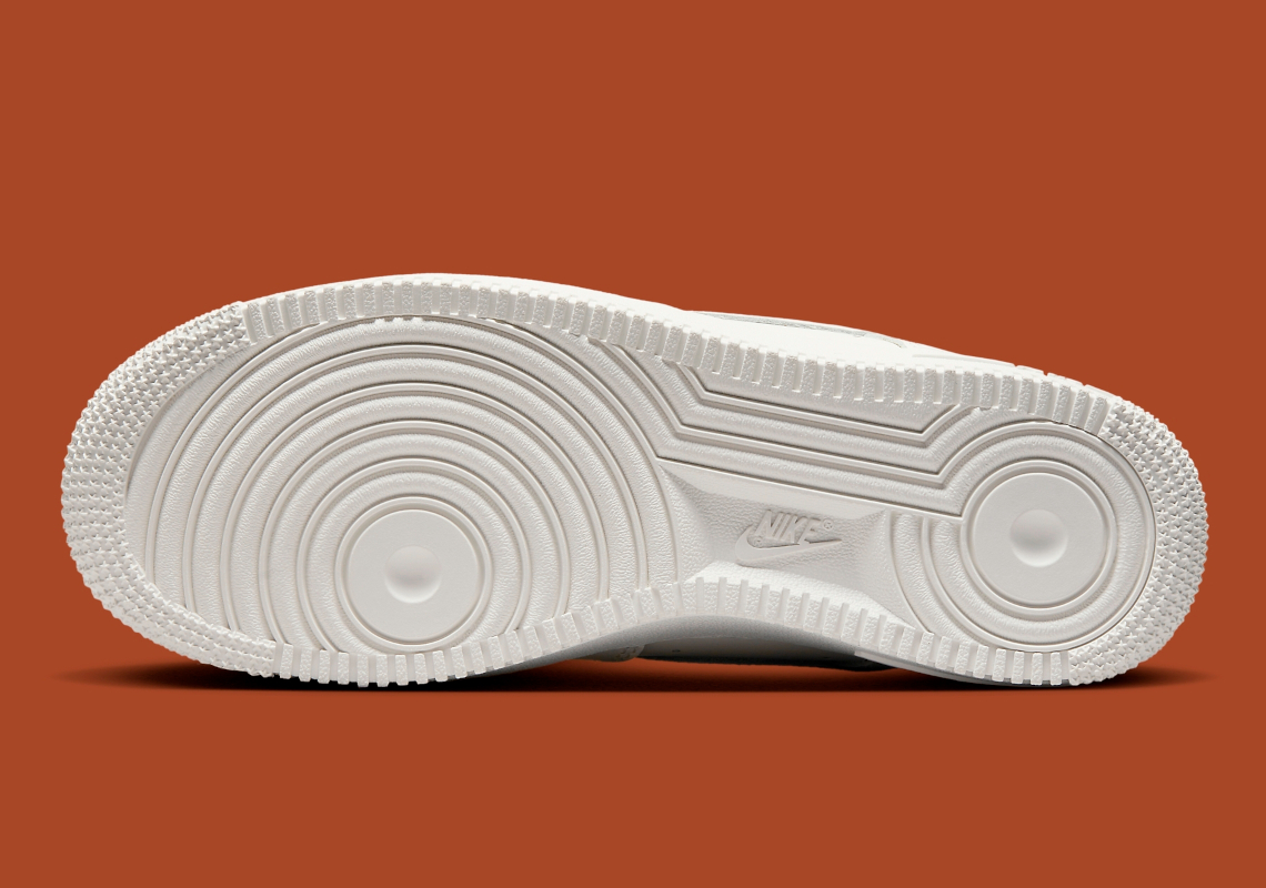 Nike Air Force 1 Low sạch sẽ này có các đầu mút mạ crôm trên các móc treo nghiêng của nó - 6