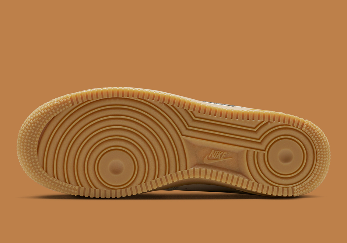 Nike Air Force 1 Low sẵn sàng cho mùa hè với phần trên màu trắng và đế gum - 6