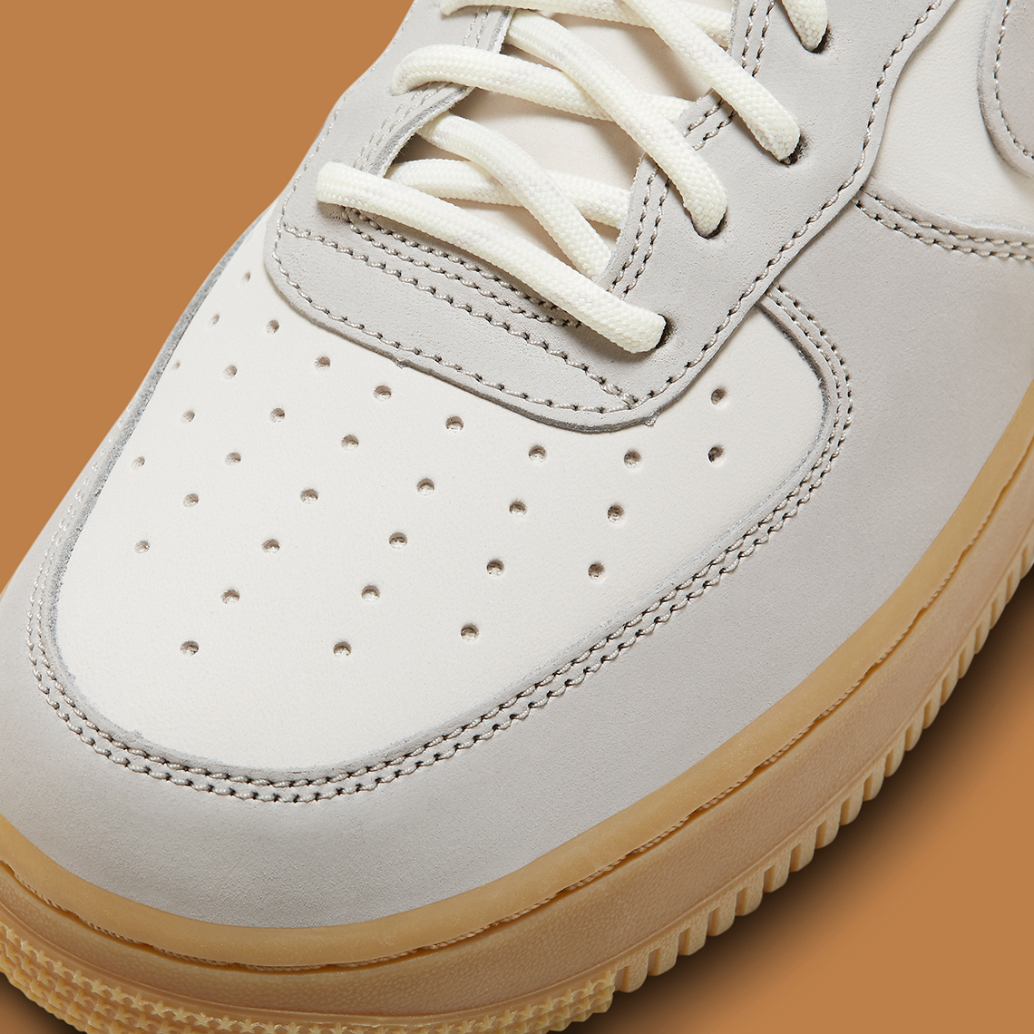 Nike Air Force 1 Low sẵn sàng cho mùa hè với phần trên màu trắng và đế gum - 7