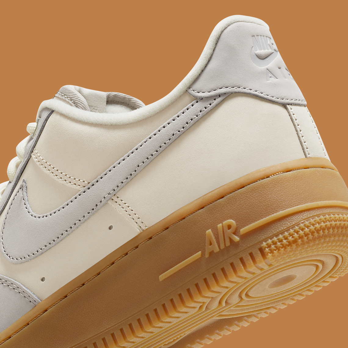 Nike Air Force 1 Low sẵn sàng cho mùa hè với phần trên màu trắng và đế gum - 8