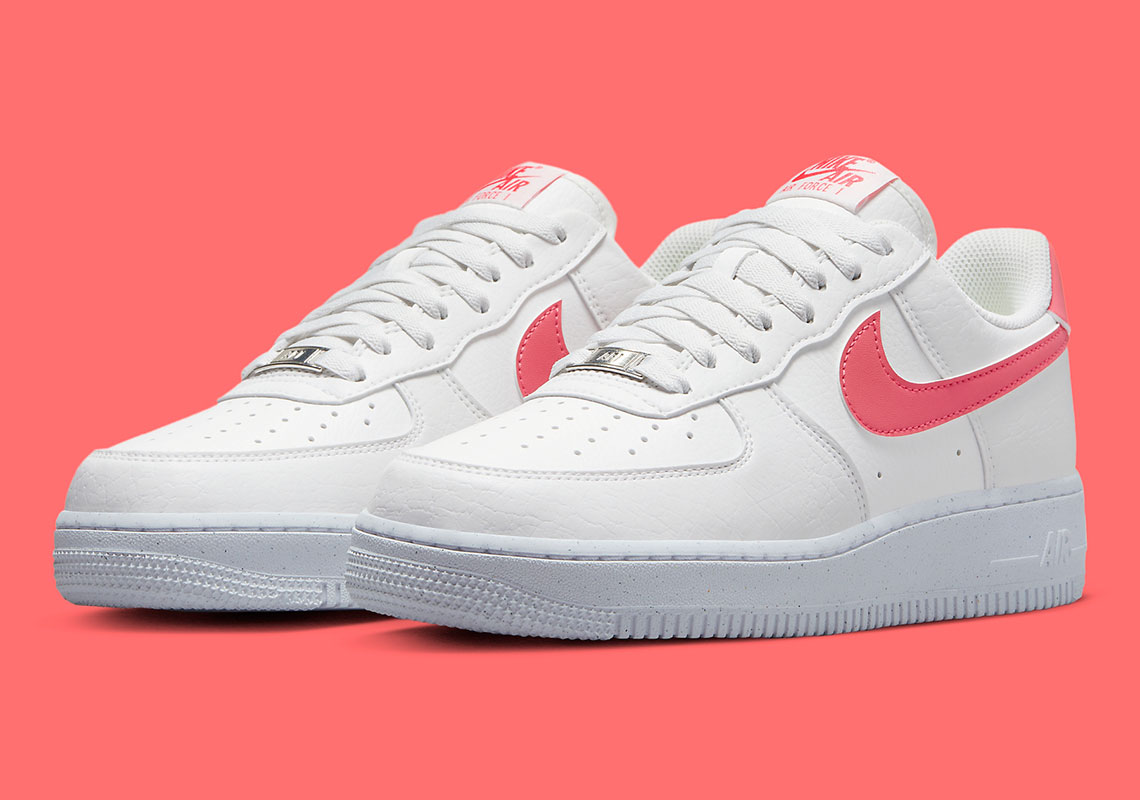 Nike Air Force 1 Next Nature chuẩn bị cho Ngày Valentine với logo màu hồng - 1