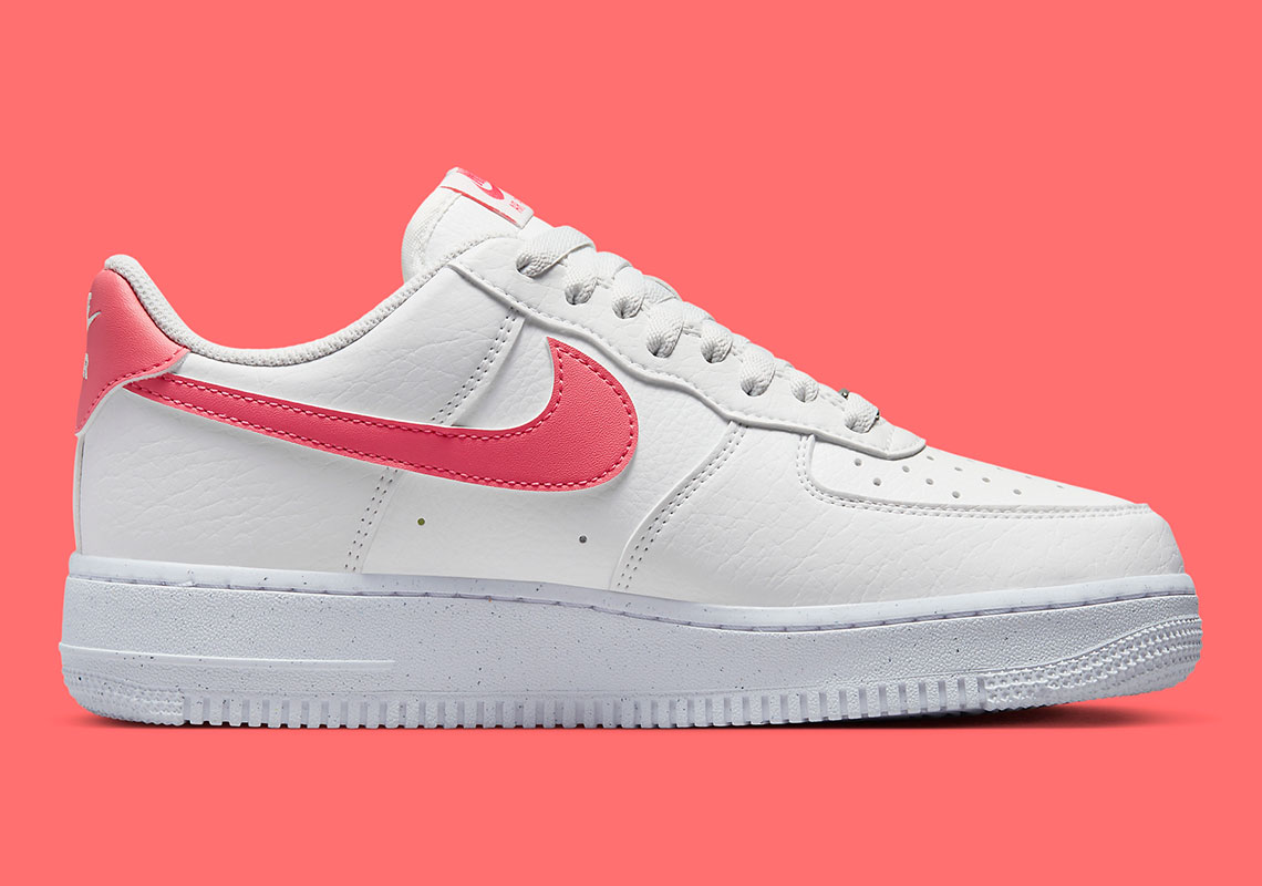 Nike Air Force 1 Next Nature chuẩn bị cho Ngày Valentine với logo màu hồng - 2