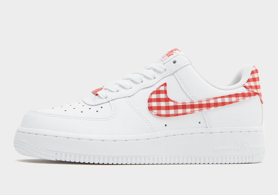 Nike Air Force 1 phiên bản mới với họa tiết gingham đỏ: Xem chi tiết trước khi ra mắt. - 3