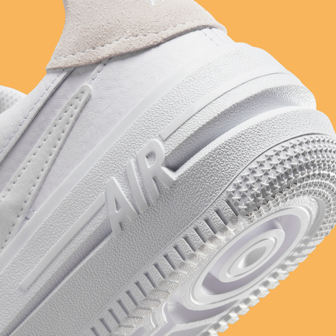 Nike Air Force 1 PLTAFORM đi kèm với một lớp hoàn thiện lấp lánh - 10