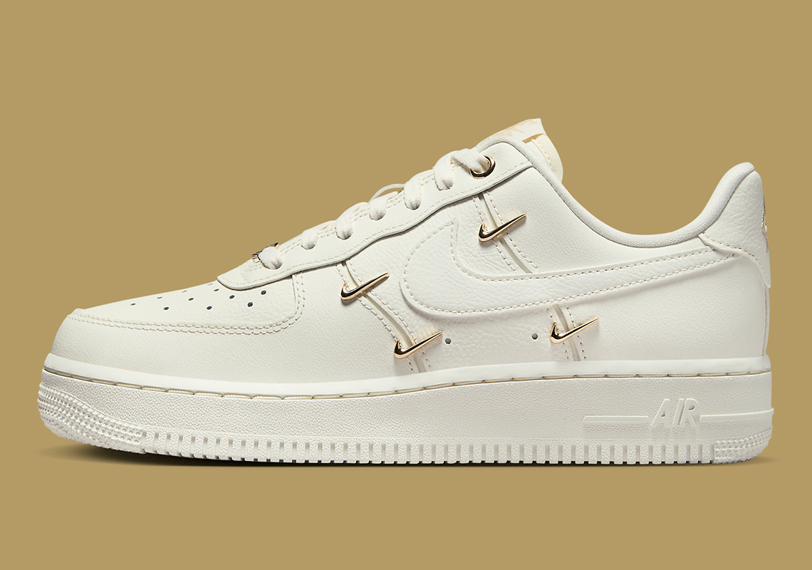 Nike Air Force 1 Sail - Phiên bản độc đáo với chi tiết mạ vàng sang trọng. - 2