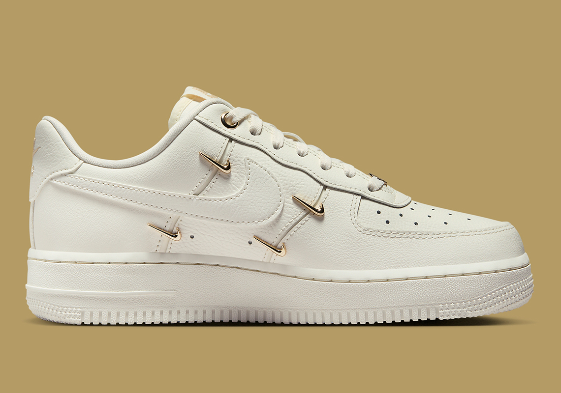 Nike Air Force 1 Sail - Phiên bản độc đáo với chi tiết mạ vàng sang trọng. - 3