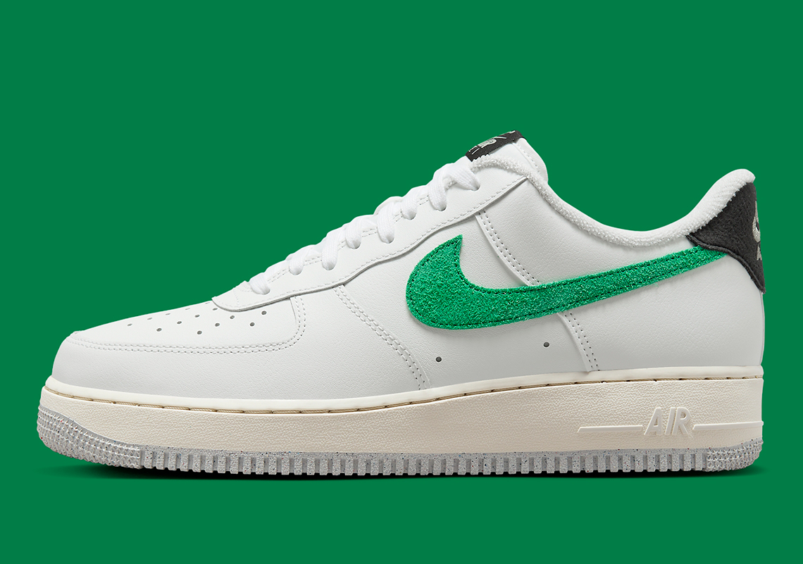 Nike Air Force 1 trắng sang trọng với điểm nhấn logo màu"Malachite"